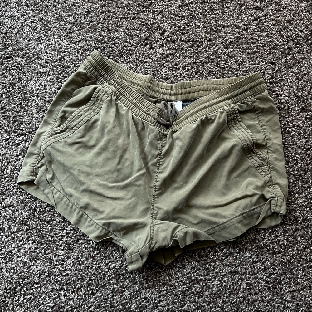 🍊3/$10 H&M Green Shorts
